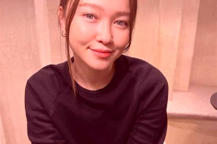 Emily, 25, a red blue-eyed asian companion based in Cholet. Offering Deep French Kissing, Fetish, Dinner Date. Available for incall and outcall, overnight bo...