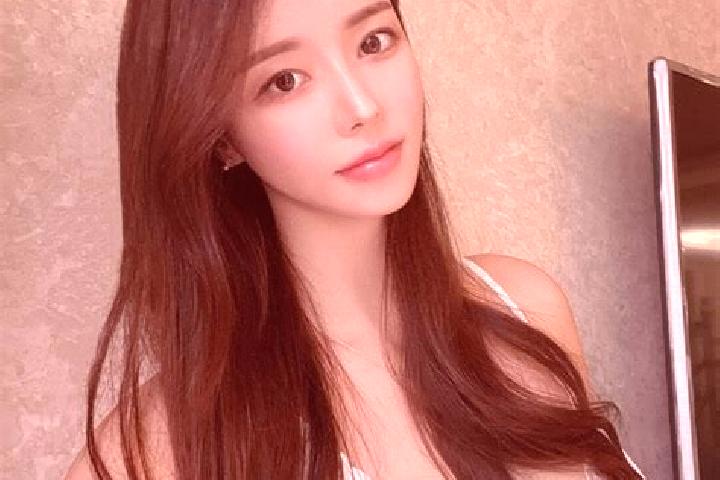 Emily, 25 — Escort in Biorki, Russia