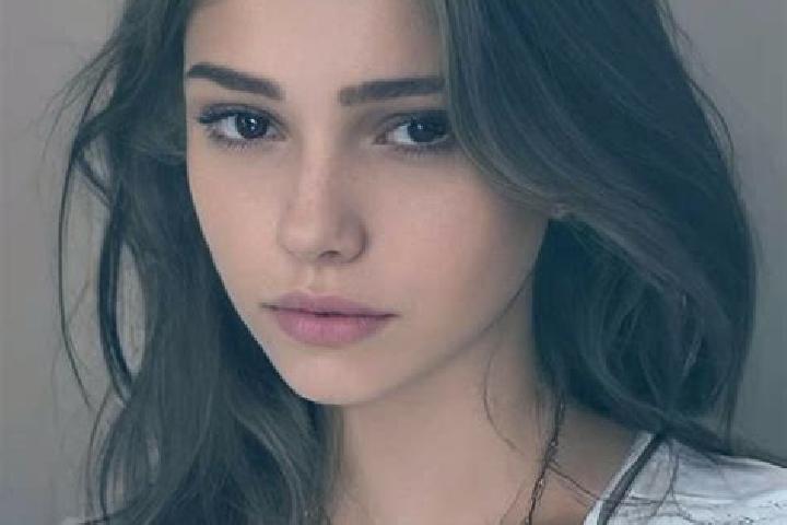 Emily, 31, a chestnut grey-eyed slavic companion based in Urunda. Offering Duos, GFE, Deep French Kissing. Available for incall and outcall, overnight bookin...