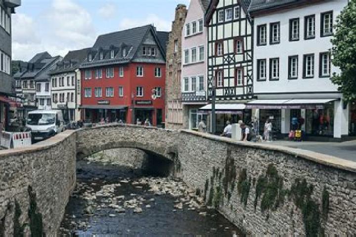 Emily, 32 — Escort in Bad Muenstereifel, Germany