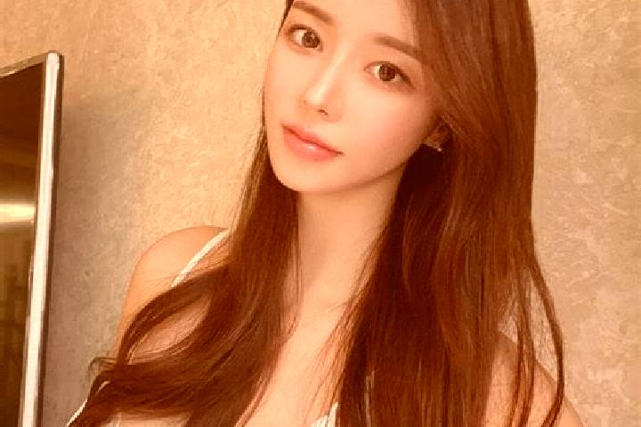 Emily, 32 — Escort in Titab, Indonesia