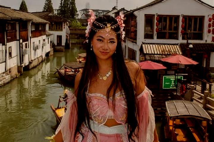 Emily, 32 — Escort in Zhujiajiao, China