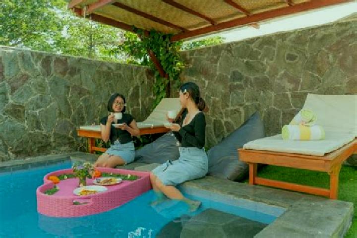 Emily, 36 — Escort in Sampalan, Indonesia