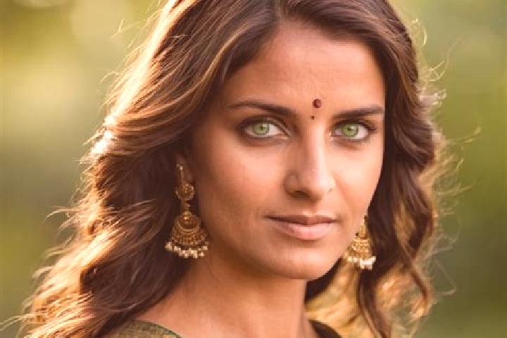 Emily, 37, a brunette green-eyed indian companion based in Chittanda. Offering Dinner Date, Striptease, OWO. Available for incall and outcall, overnight book...