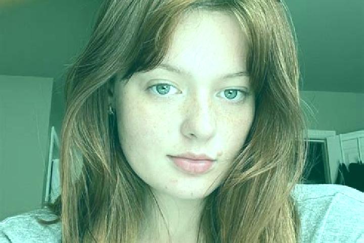 Emma, 21, a auburn amber-eyed mixed companion based in Chavannes. Offering Travel Companion, CIM, Overnight. Available for incall and outcall, day and evenin...