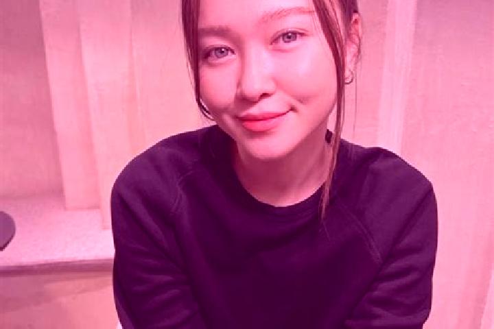Emma, 22, a red blue-eyed asian companion based in Linggou. Offering Couples, Erotic Massage, BDSM, Tantra. Available for incall and outcall, day and evening...