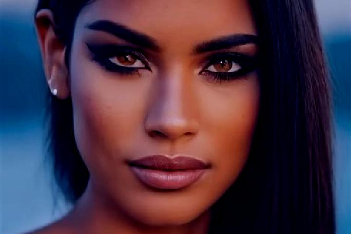 Emma, 23, a brunette amber-eyed latina companion based in Navarredondilla. Offering Tantra, Girlfriend Experience, Domination. Available for incall and outca...