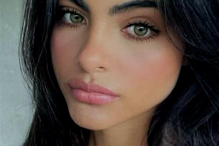 Emma, 24, a red dark-eyed indian companion based in Poulx. Offering Duos, Striptease, Roleplay. Available for incall and outcall, day and evening dates.