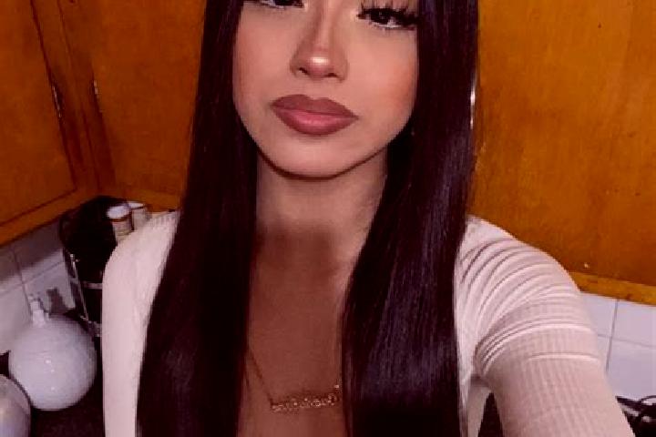 Emma, 25, a black brown-eyed latina companion based in Carisolo. Offering Dinner Date, A-Level, Travel Companion. Available for incall and outcall, day and e...