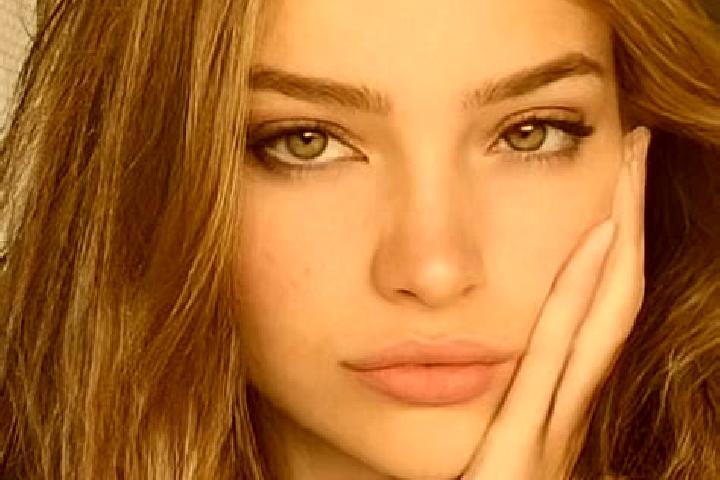 Emma, 25, a blonde hazel-eyed latina companion based in Robladillo. Offering 69, Overnight, Duos. Available for incall and outcall, day and evening dates.