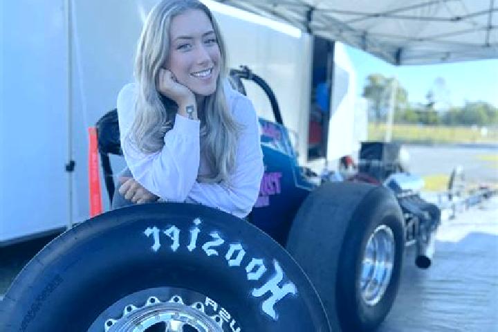Emma, 25 — Escort in Rosedale, Australia