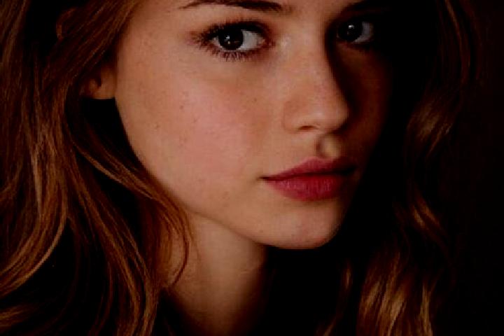 Emma, 26, a auburn hazel-eyed latina companion based in Schleitheim. Offering Duos, A-Level, CIM. Available for incall and outcall, day and evening dates.