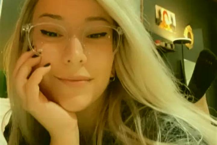 Emma, 27, a blonde dark-eyed mixed companion based in Kokotikro. Offering Roleplay, Overnight, Couples. Available for incall and outcall, day and evening dates.