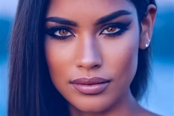 Emma, 27, a chestnut brown-eyed latina companion based in Querqueville. Offering Striptease, Fetish, 69, Domination. Available for incall and outcall, day an...