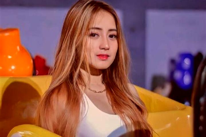 Emma, 27, a dark blonde amber-eyed ebony companion based in Alua. Offering Travel Companion, A-Level, Couples. Available for incall and outcall, day and even...