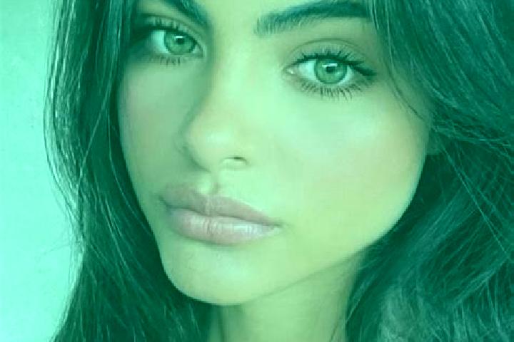Emma, 27, a red dark-eyed indian companion based in Hyde Park. Offering Overnight, Girlfriend Experience, Duos. Available for incall and outcall, day and eve...