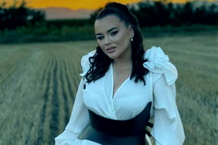 Emma, 30 — Escort in Salciua de Sus, Romania