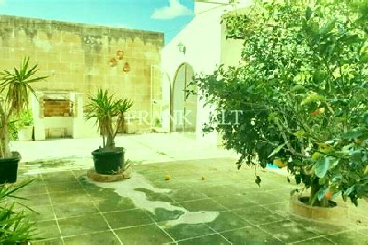 Emma, 33 — Escort in Lija, Malta