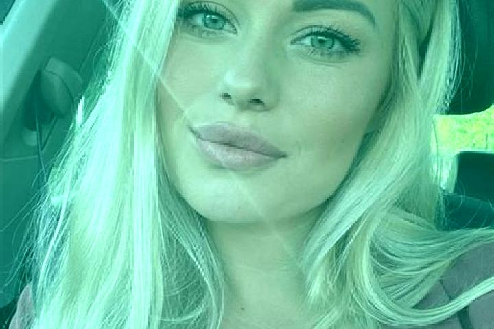 Emma, 34, a blonde hazel-eyed mediterranean companion based in Dobsice. Offering CIM, Fetish, Couples, Erotic Massage. Available for incall and outcall, day ...