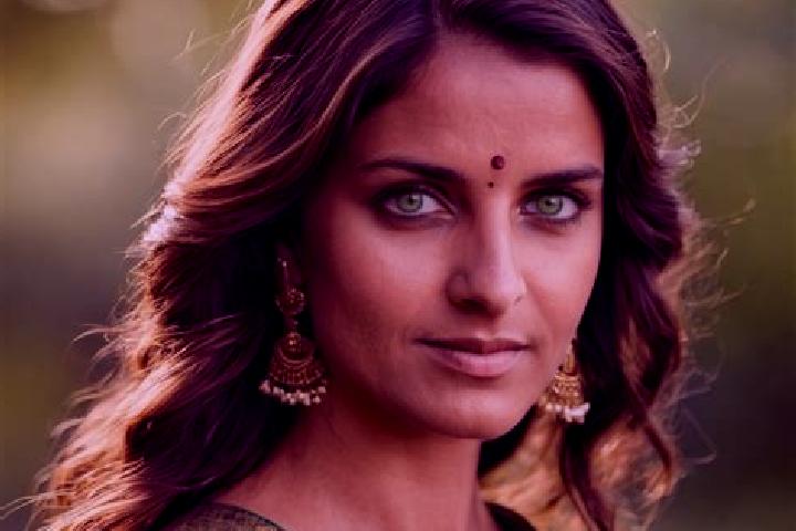 Emma, 37, a brunette green-eyed indian companion based in Simmozheim. Offering 69, Fetish, Erotic Massage, Striptease, Roleplay. Available for incall and out...