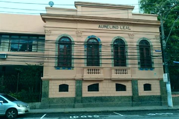 escort Aurelino Leal