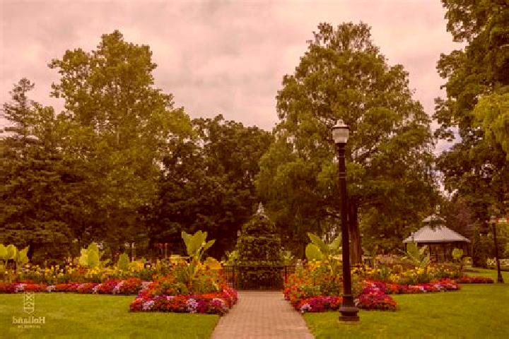 escort Centennial Park