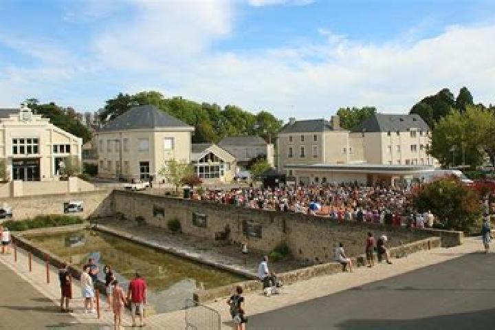 escort Doue-la-Fontaine