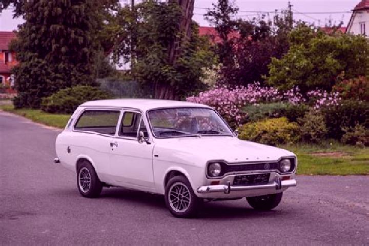 escort Kentisbeare