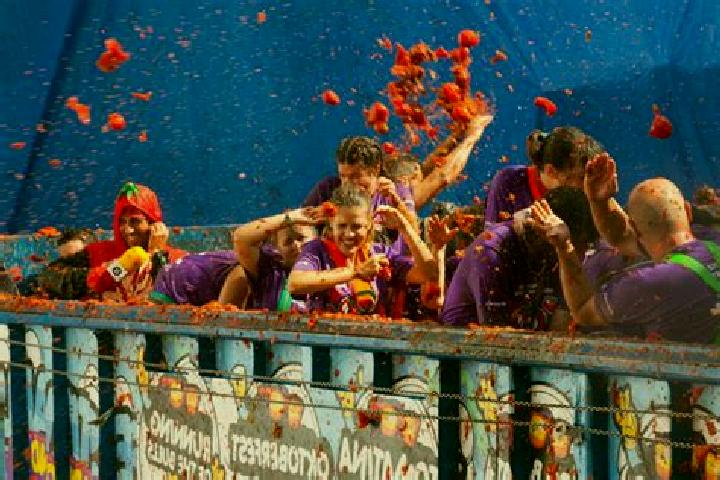 escort La Tomatina