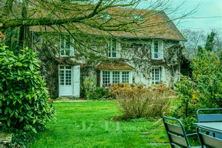 escort Neauphle-le-Chateau