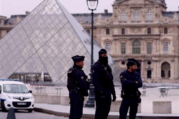 escort Paris 01 Louvre