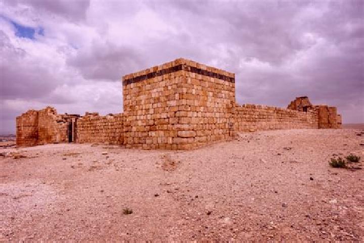 escort Qasr al Hallabat