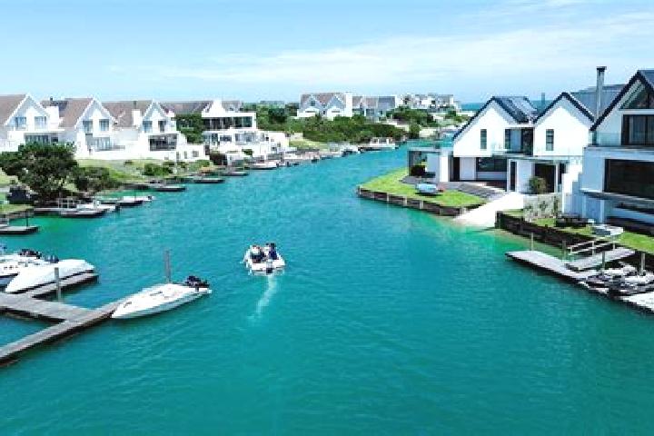 escort St Francis Bay