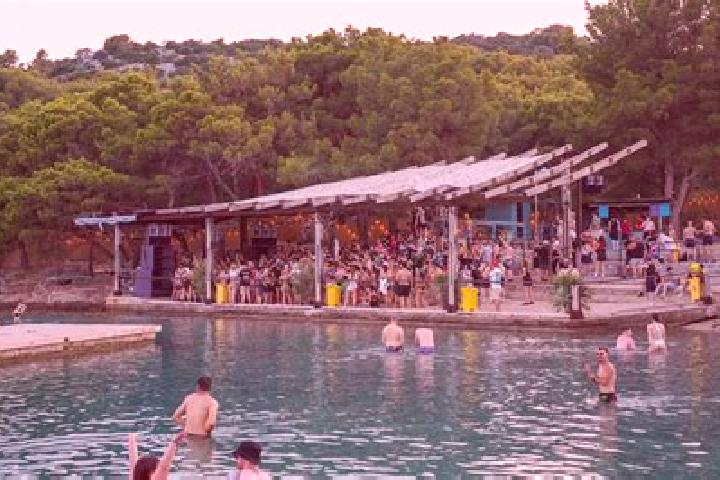 escort Tisno