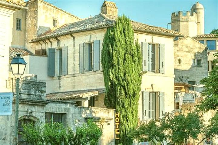 escort Uzes