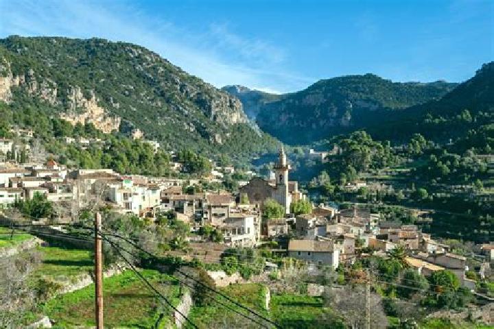 escort Valldemossa
