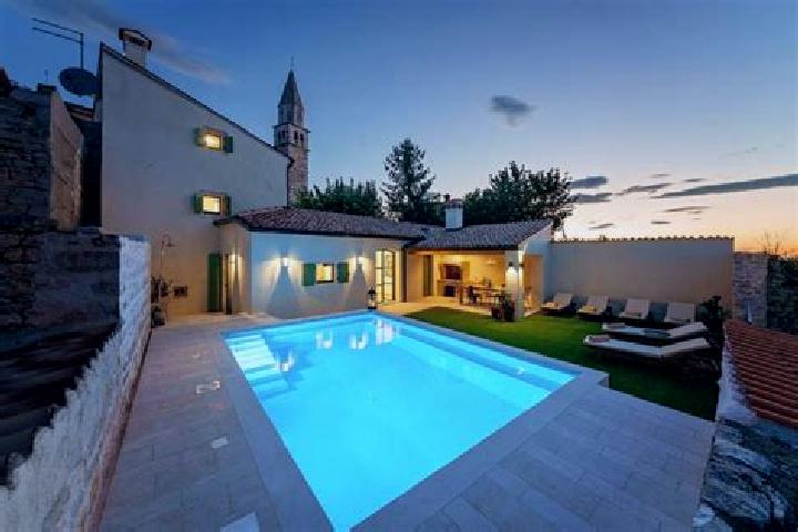 escort Villa Santina