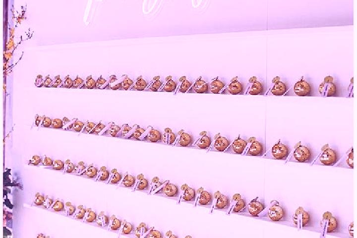 escort Wall