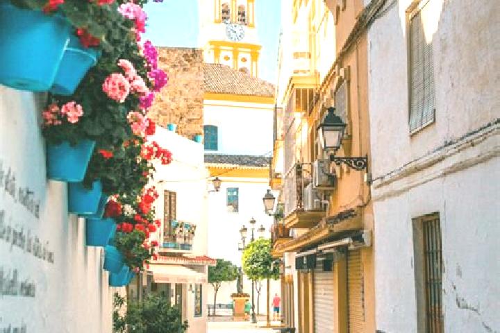Escorts Alquiza, Spain — Local Companions