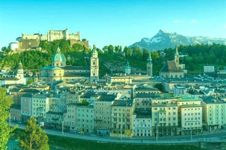 Escorts Altlichtenberg, Austria — Local Companions
