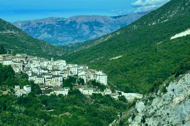 Escorts Anversa degli Abruzzi, Italy — Local Companions