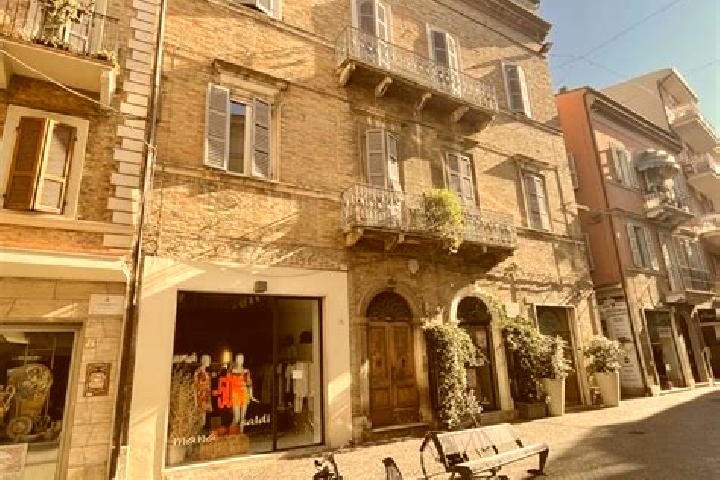 Escorts Arquata del Tronto, Italy — Local Companions