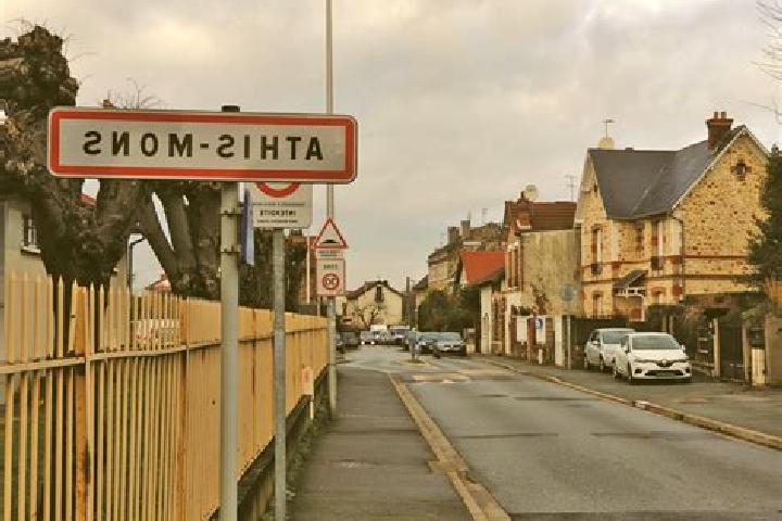 Escorts Athis-Mons, France — Local Companions