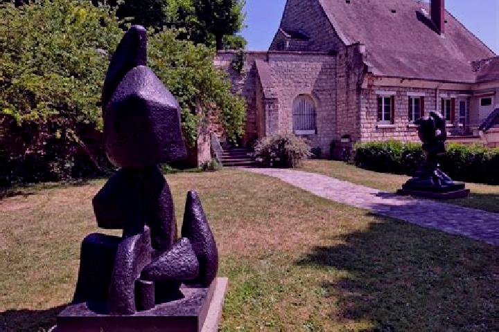 Escorts Auvers, France — Local Companions