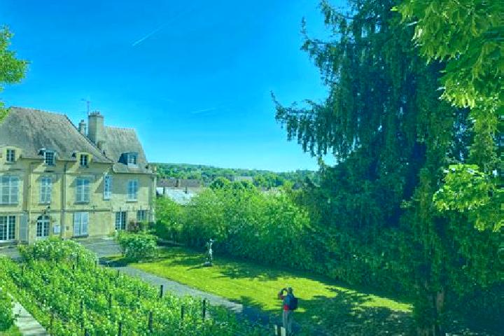 Escorts Auvers-sur-Oise, France — Local Companions