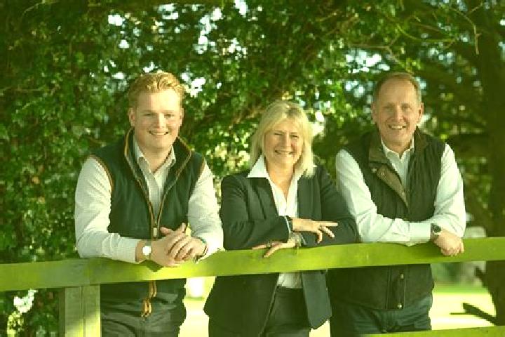 Escorts Ballinamore, Ireland — Local Companions