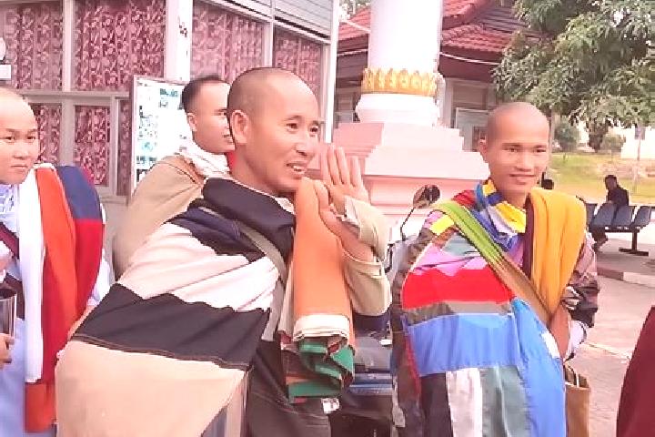 Escorts Ban Adon, Laos — Local Companions