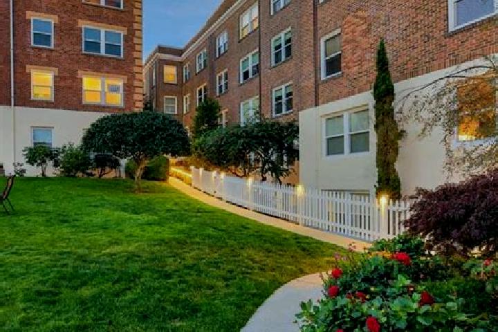 Escorts Bayside Gardens, United States — Local Companions