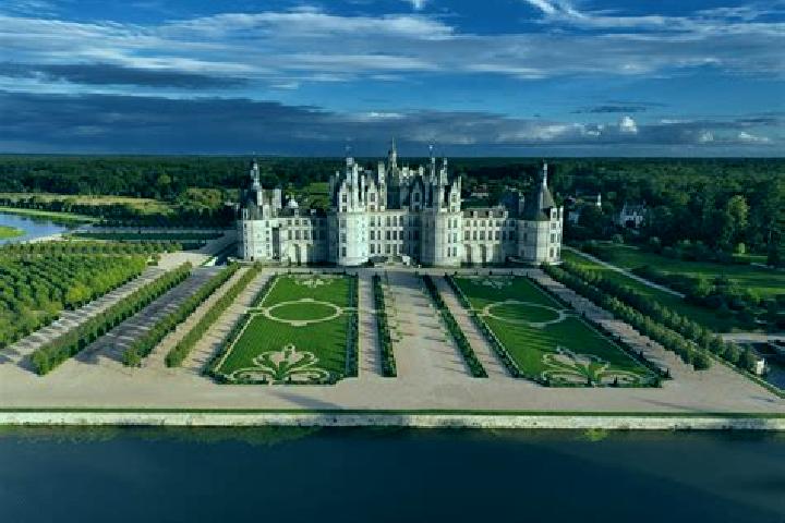 Escorts Bazouges-sur-le-Loir, France — Local Companions