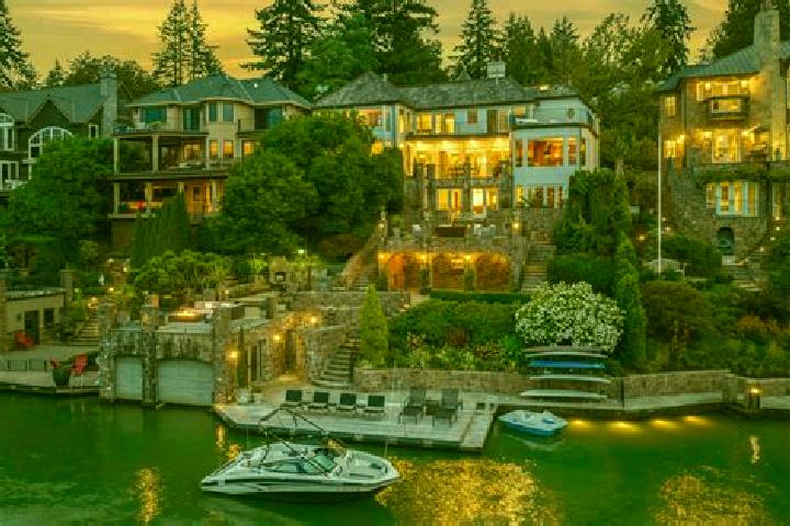 Escorts Bella Villa, United States — Local Companions
